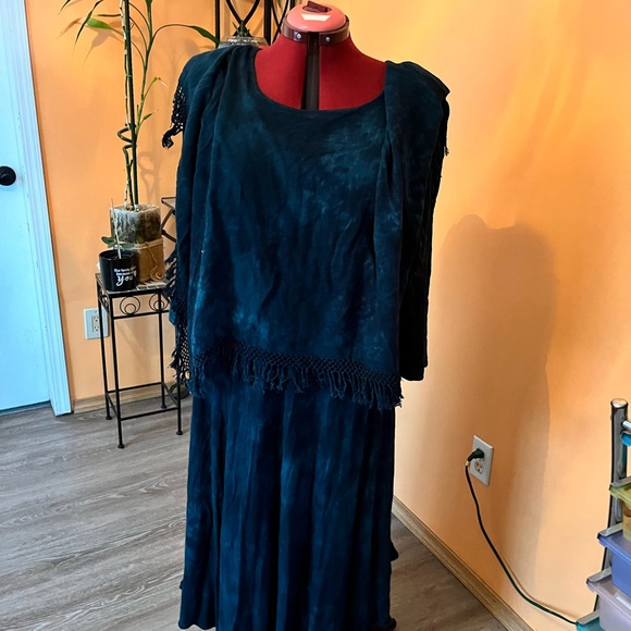 Beautiful dress. Size M-XL. Colour is bottle green. - Picture 2 of 6